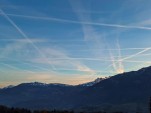 Mercredi 19 novembre 2025 07h57 Forte présence de cirrus aviaticus avec l'arrivée de l'air froid avant les chutes de neige dès la soirée jusqu'à basse altitude